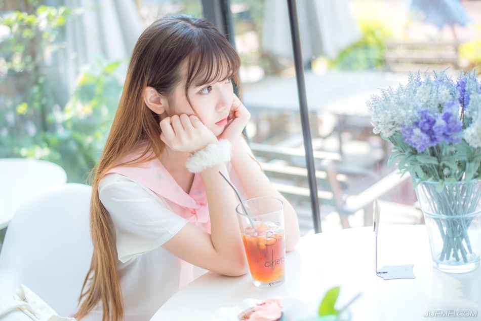 “那些辎重，就赏给这些人吧。”庞德看了一眼已经开始有些混乱的西域战士，皱了皱眉道，作为吕布帐下的精锐部队，对于刘备留下来的那些东西，可是不怎么看得上眼的，但那些兵器对于西域将士而言，还是很有吸引力的。